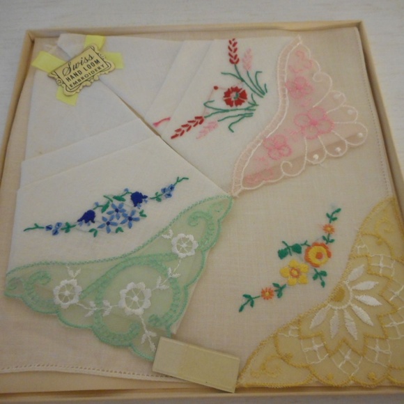 NIB Vtg Embroidered Floral Lacey Ladies Hankies - Picture 1 of 7